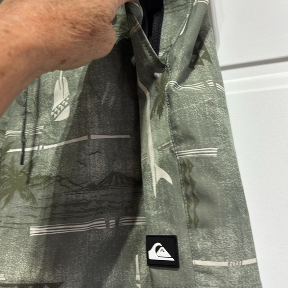 Quicksilver Board shorts,lined elastic waist,hip pockets,back velcro pocket,key - Picture 6 of 13